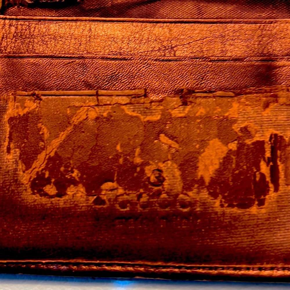 Vintage Gucci, Impressive still with the colored Tan canvas material,Gucci logo.
